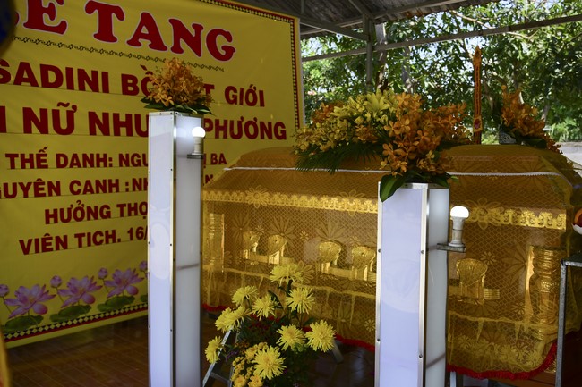 Chanting sutra, praying for rebirth of the spirit at Vinh Nghiem Pagoda